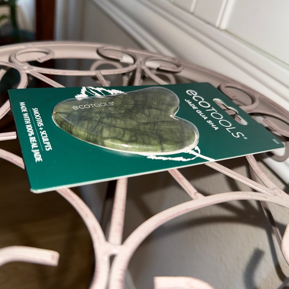 Gua Sha Stone Beauty Tool, Jade — EcoTools - Picture 12 of 17